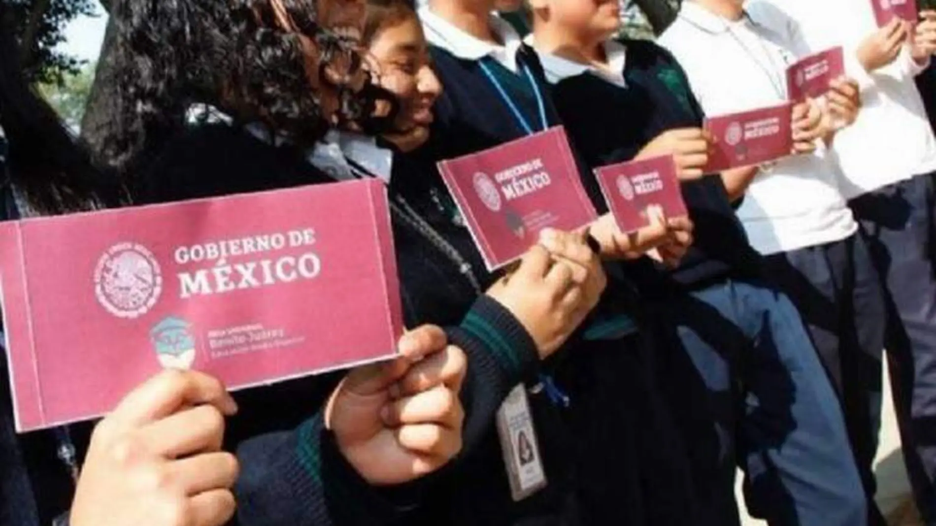 Revelan saqueo a tarjetas de becas Benito Juárez para niños de la Sierra Norte